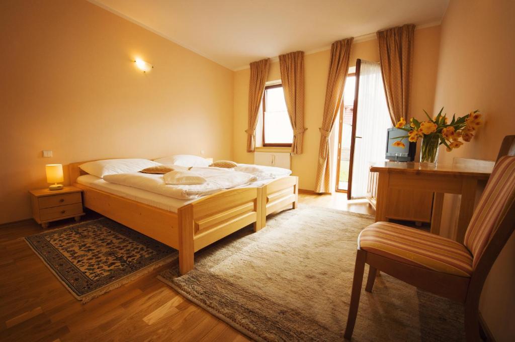 Hotel Karpatsky Dvor Lozorno Oda fotoğraf