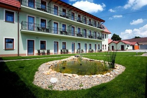Hotel Karpatsky Dvor Lozorno Dış mekan fotoğraf